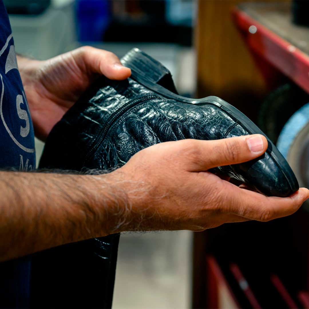 Skomageren i Glostrup undersøger sko før sko reparation